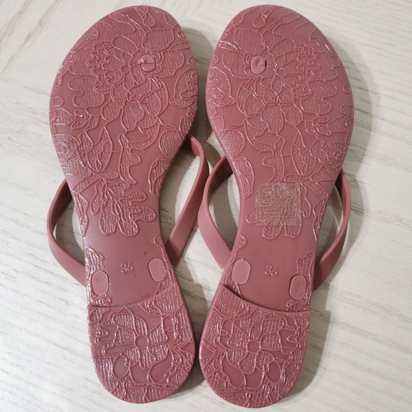 NWOT! Le Chateau Flip Flops - Picture 5 of 6
